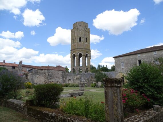 Abbaye de Charroux, Guide Abbaye de Charroux